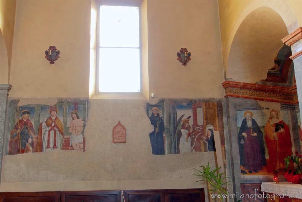 Benna (Biella) - Affreschi sulla parete sinistra della Chiesa di San Pietro